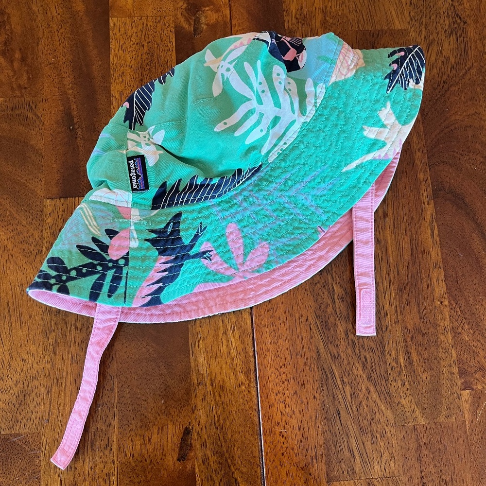 Patagonia kids bucket hat size 5T in green/pink jungle pattern.